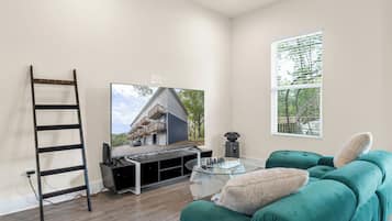 Casa de ciudad, balcón, vista al jardín | Área de sala de estar | Smart TV de 75 pulgadas con canales digitales y Netflix