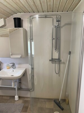 Douche, serviettes fournies, savon, papier de toilette