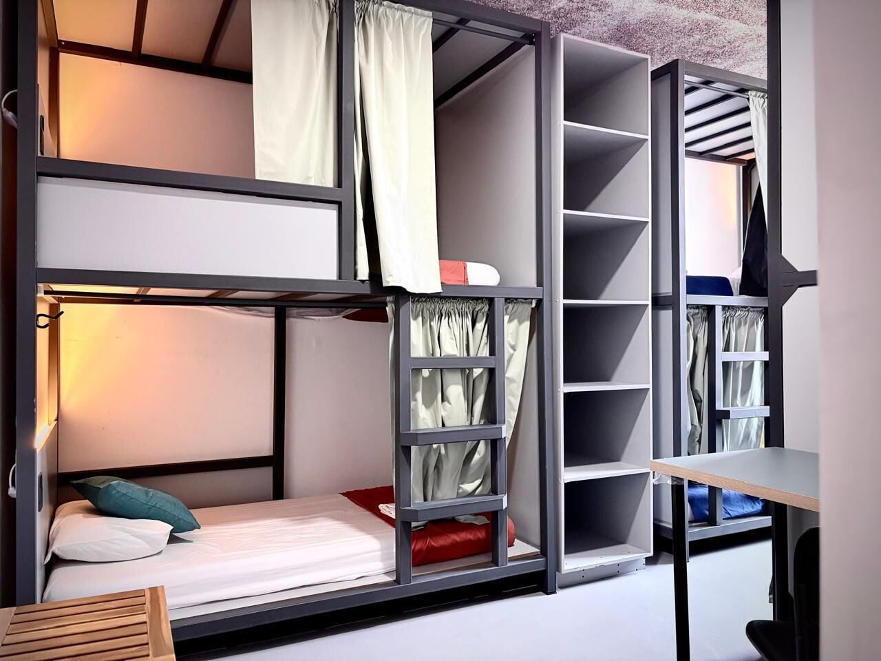 Bureau, espace de travail pour ordinateur portable, rideaux occultants