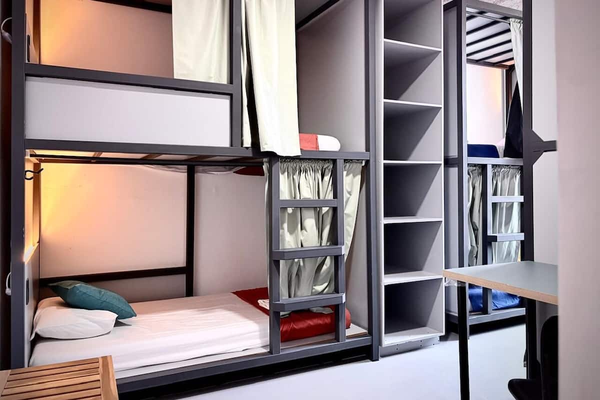 Bureau, espace de travail pour ordinateur portable, rideaux occultants