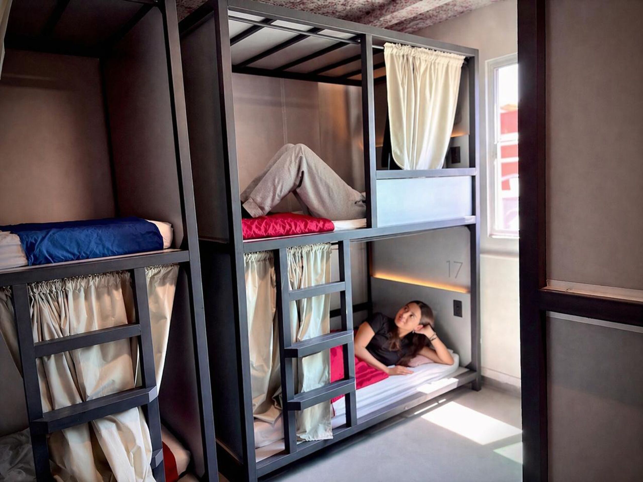 Habitación Compartida Mixta 6p (Ponche) | Desk, laptop workspace, blackout drapes, iron/ironing board