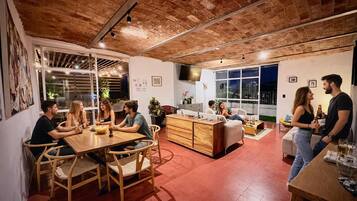 Un interior moderno con comedor, cocina y sala de estar.
