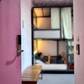 Habitación Compartida Mixta 6p (Rosa) | Desk, laptop workspace, blackout curtains, iron/ironing board - Nube Mia Hostel (Guadalajara)