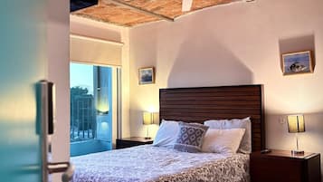 Cuarto doble con terraza y Baño privados (Suite) | Desk, laptop workspace, blackout curtains, iron/ironing board