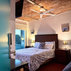 Cuarto doble con terraza y Baño privados (Suite) | Desk, laptop workspace, blackout drapes, iron/ironing board