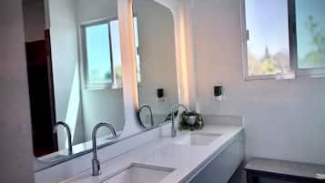 Hårføner, håndklær, såpe og sjampo