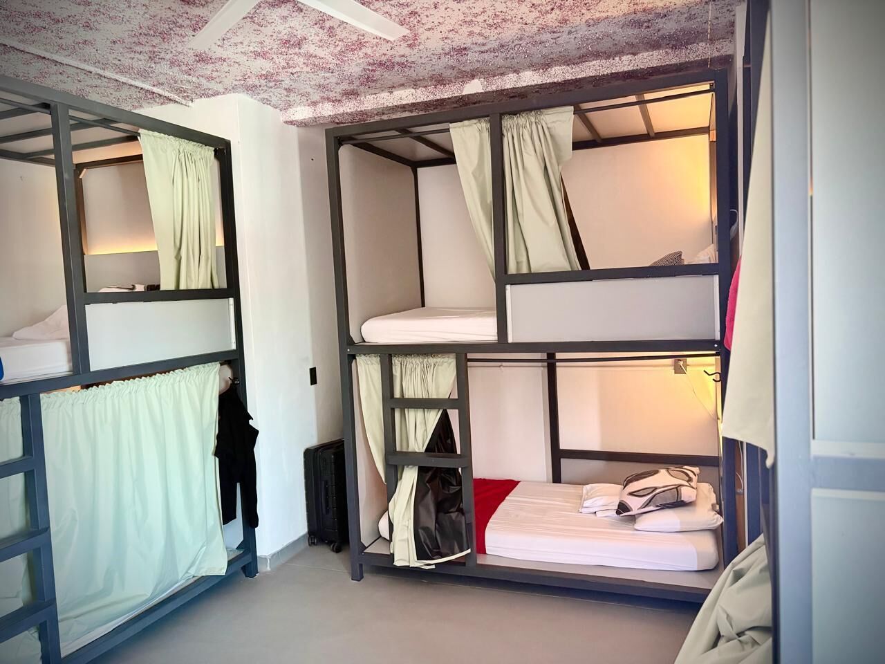 Dortoir Partagé Standard, femmes uniquement, vue parc (Mixed for 8 people) | Bureau, espace de travail pour ordinateur portable, rideaux occultants