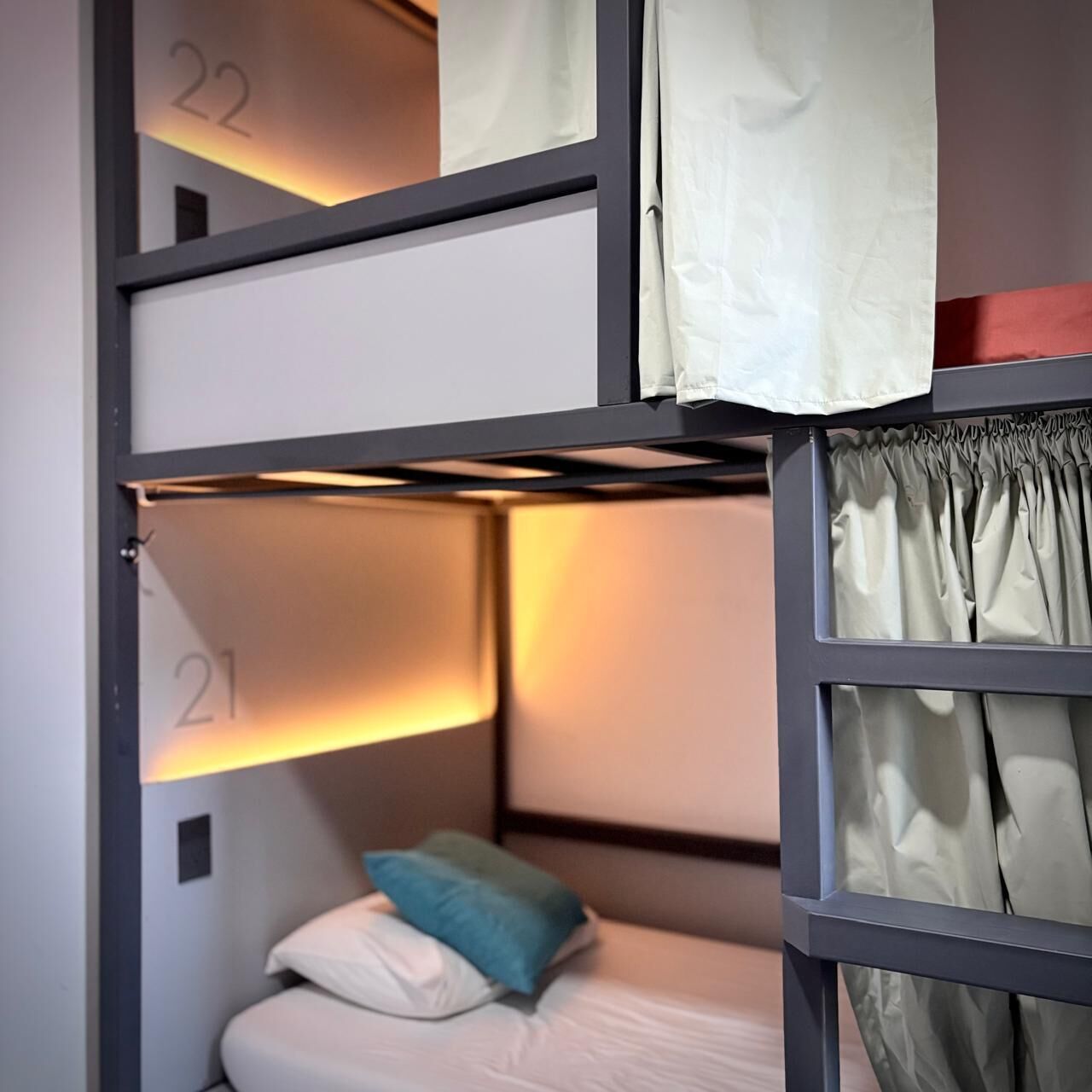 Habitación Compartida Mixta 8p (Morada) | Desk, laptop workspace, blackout drapes, iron/ironing board