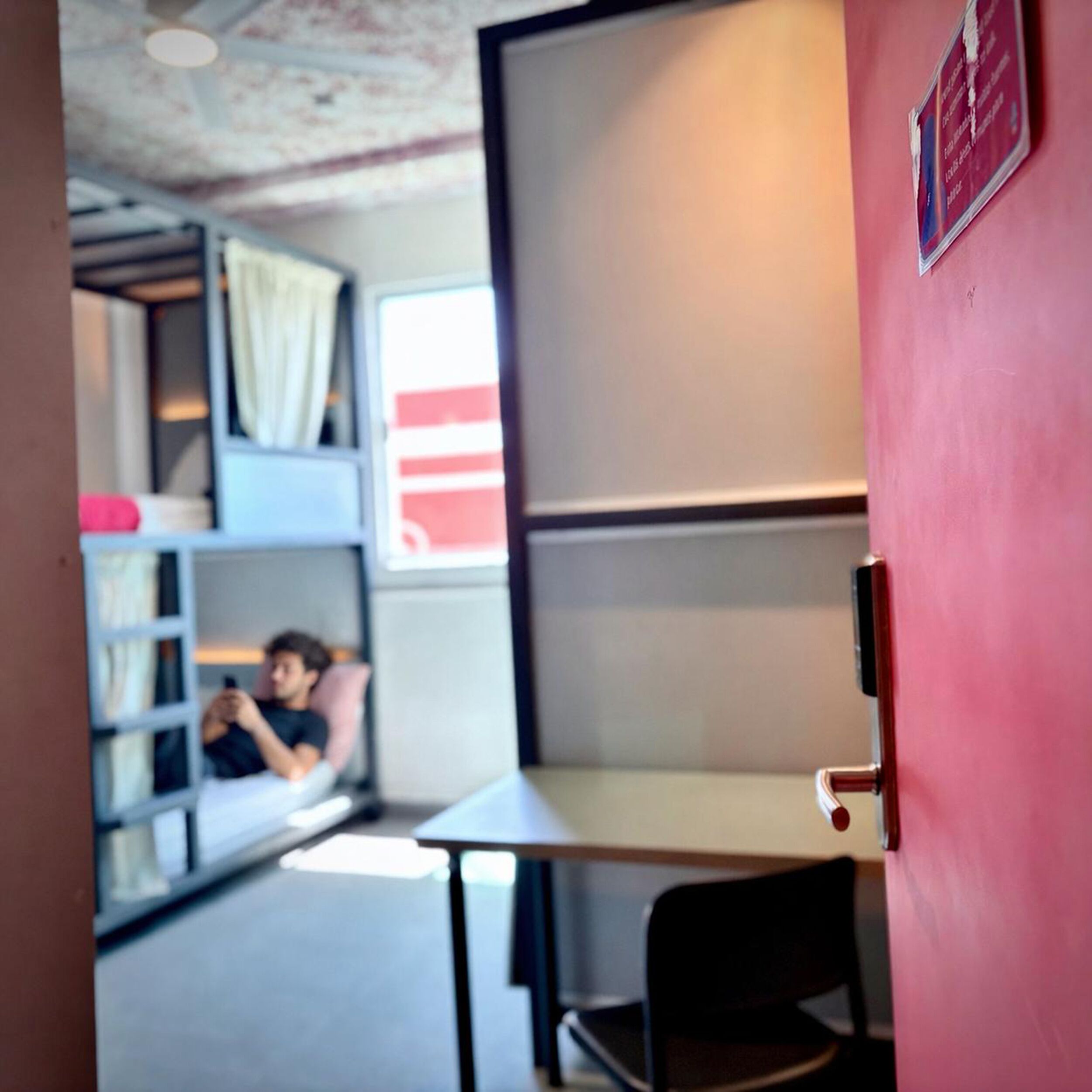 Standaard slaapzaal | Een bureau, een laptopwerkplek, verduisterende gordijnen