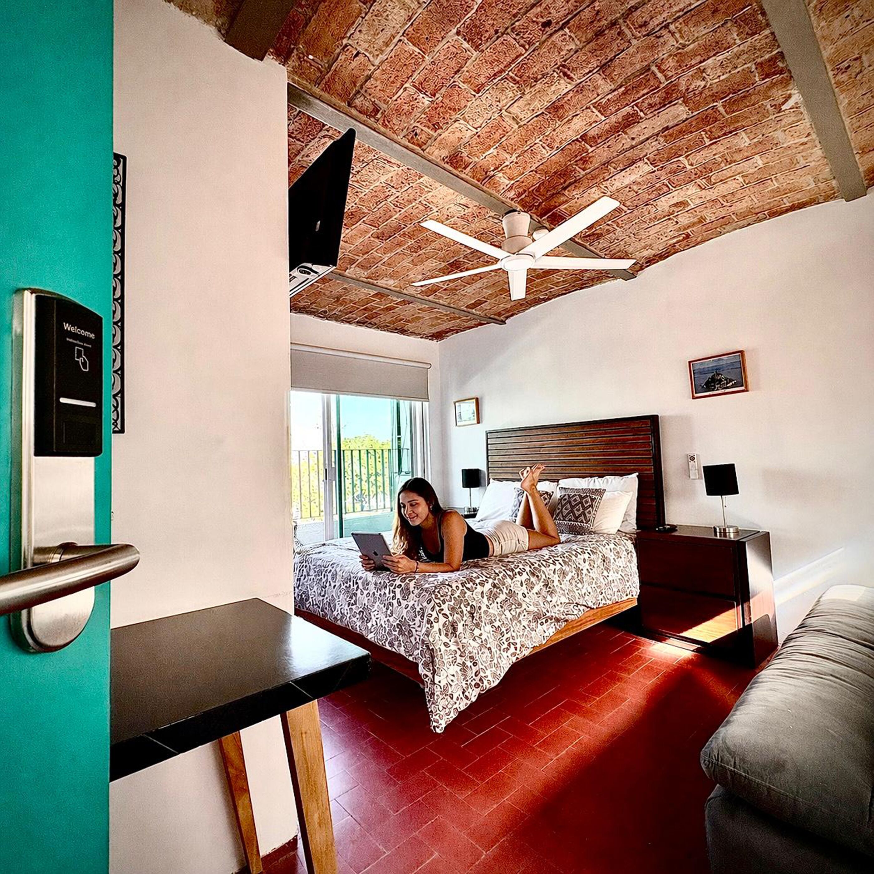 Cuarto privado c/sofá cama y Balcón (Baño Ext.) | Desk, laptop workspace, blackout drapes, iron/ironing board