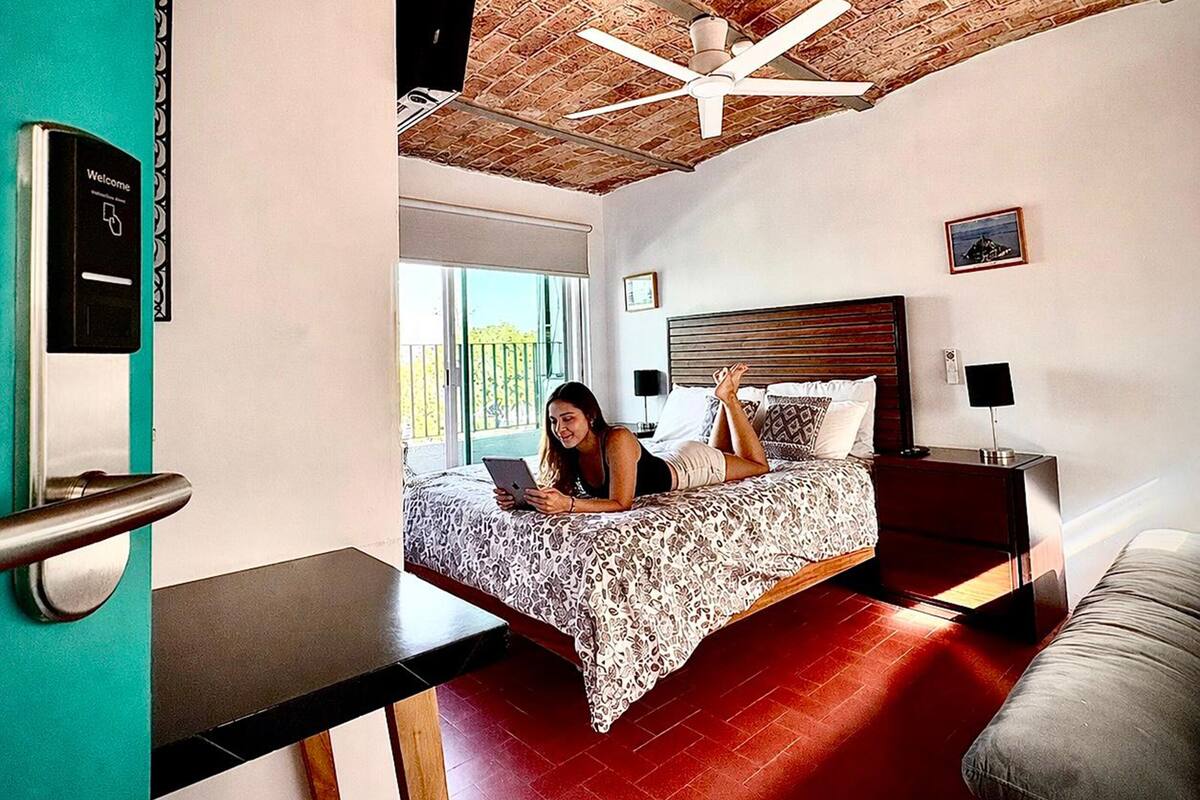 Cuarto privado c/sofá cama y Balcón (Baño Ext.) | Skrivebord, skrivebord for bærbar PC og blendingsgardiner