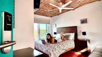 Cuarto privado c/sofá cama y Balcón (Baño Ext.) | Desk, laptop workspace, blackout drapes, iron/ironing board