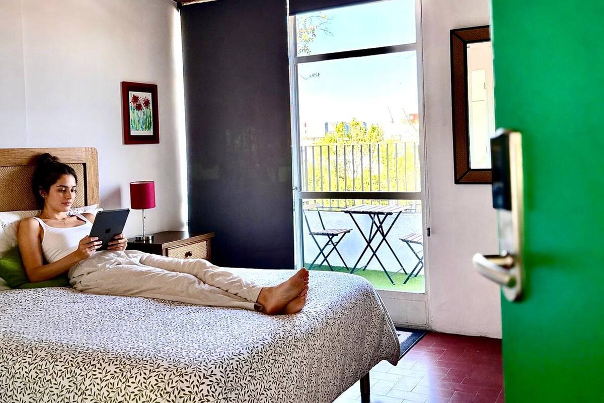Cuarto doble con terraza y Baño privados (Suite) | Skrivebord, skrivebord for bærbar PC og blendingsgardiner
