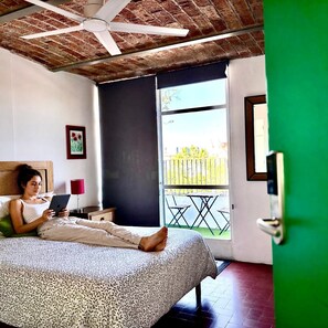 Cuarto doble con terraza y Baño privados (Suite) | Schreibtisch, laptopgeeigneter Arbeitsplatz, Verdunkelungsvorhänge