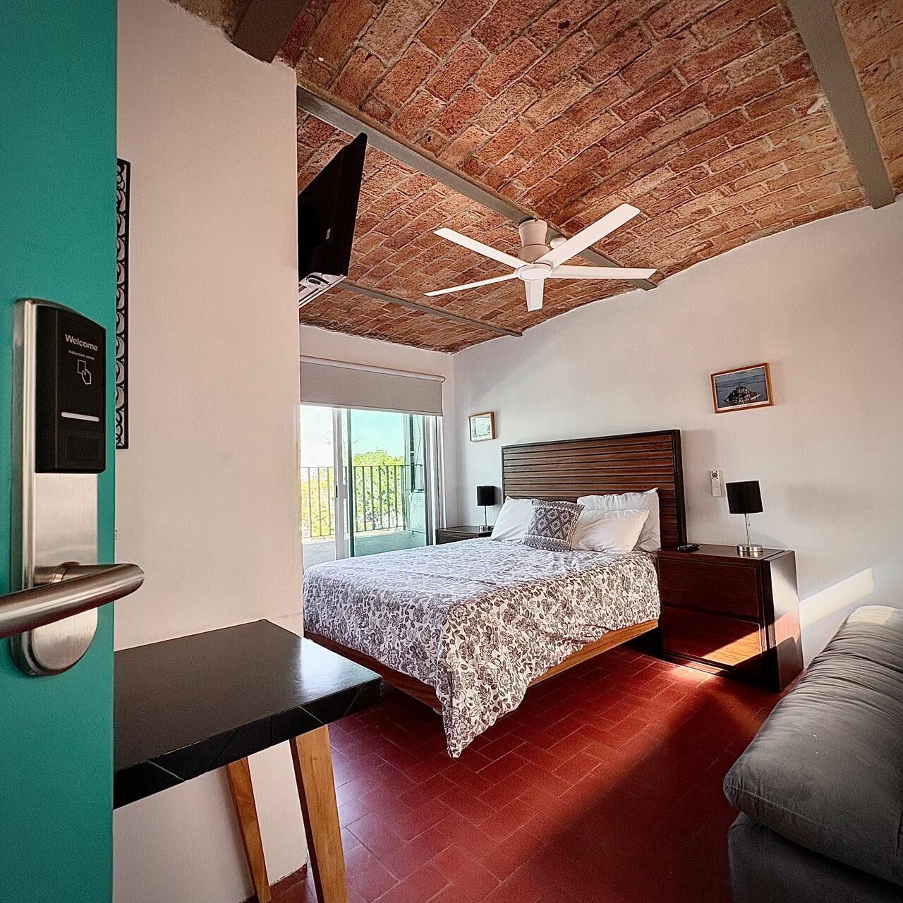 Comfort tweepersoonskamer, uitzicht op park | Een bureau, een laptopwerkplek, verduisterende gordijnen