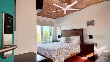 Comfort tweepersoonskamer, uitzicht op park | Een bureau, een laptopwerkplek, verduisterende gordijnen