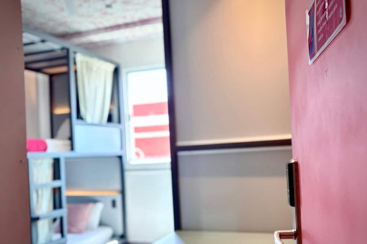 Bureau, espace de travail pour ordinateur portable, rideaux occultants