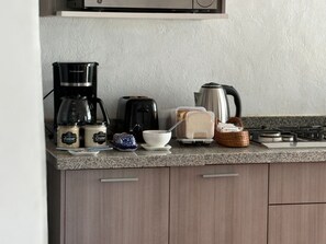 冷蔵庫、電子レンジ、トースター、ミキサー