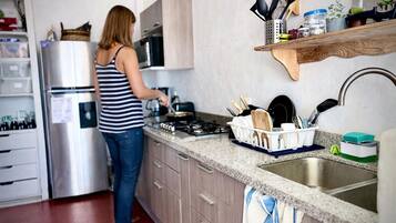 Cuarto doble con terraza y Baño privados (Suite) | Instalaciones de cocina compartida | Refrigerador con congelador, microondas, tostadora y licuadora