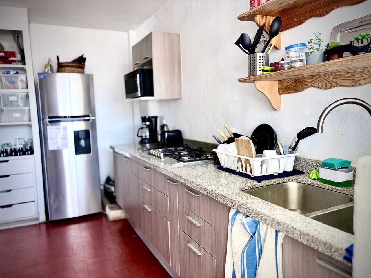 Kjøleskap, mikrobølgeovn, brødrister og hurtigmikser