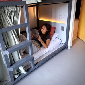 Habitación Compartida Mujeres 8p (Amarila) | Skrivbord, arbetsyta för laptop och mörkläggningsgardiner