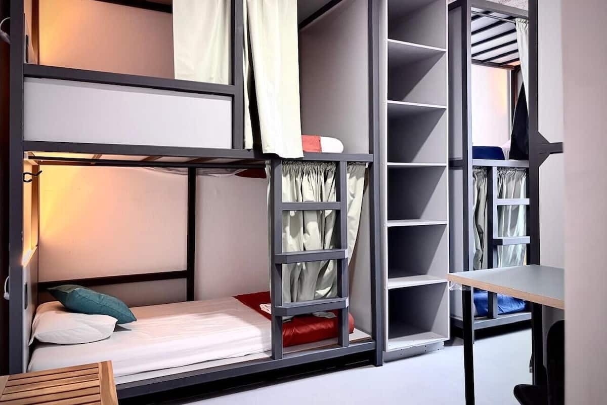 HabitaciĂłn Compartida Mixta 8p (Morada) | Bureau, espace de travail pour ordinateurs portables