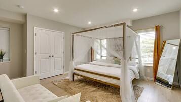 6 bedrooms, iron/ironing board, internet, bed sheets