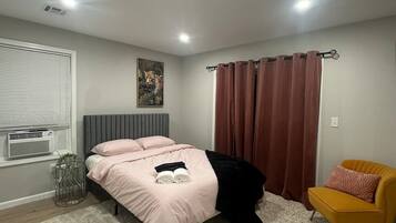 3 bedrooms, iron/ironing board, internet, bed sheets