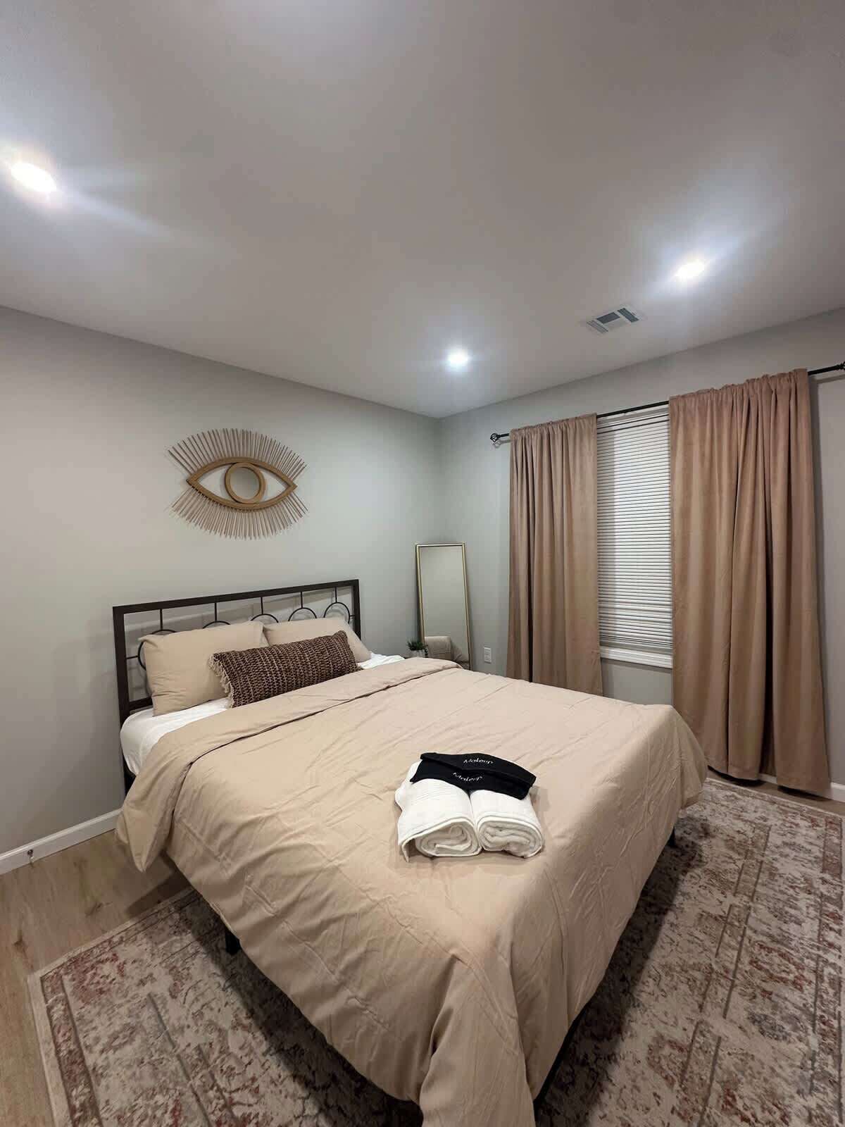 3 bedrooms, iron/ironing board, WiFi, bed sheets