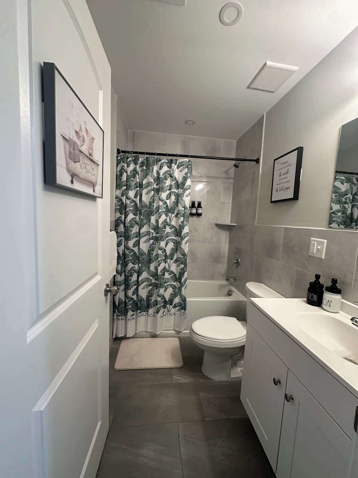 Douche, sèche-cheveux, shampoing