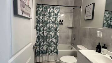 Douche, sèche-cheveux, shampoing