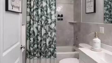 Een douche, een haardroger, shampoo