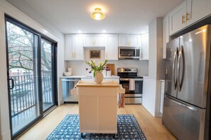 Fridge, microwave, oven, stovetop - Prime Location on Main Street (Stroudsburg)