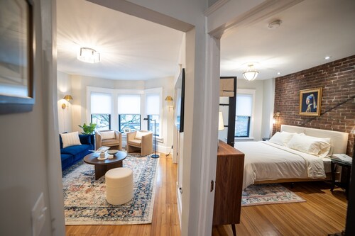 Apt in the heart of Main Street