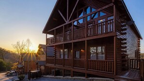 Interior - Lookout Lodge by Avantstay Sleeps 18 Hot Tub Game Room Movie Theater View (Sevierville)