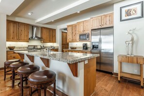 Fridge, microwave, oven, stovetop - Lodges Condo w Mountain Views Spa 620 (Mammoth Lakes)