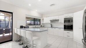 Jääkaappi, mikroaaltouuni, uuni, liesi