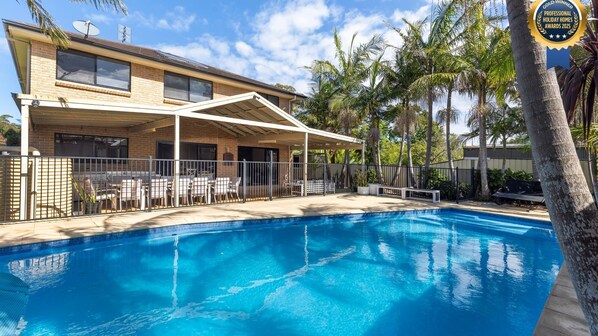 Lämmitetty uima-allas