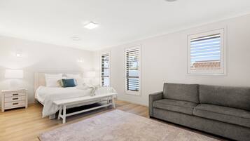 6 habitaciones, tabla de planchar con plancha y cuna de viaje