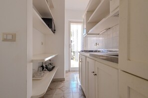 Frigorifero, microonde, piano cottura, macchina per tè/caffè