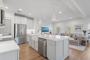 ثلاجة، ميكروويف، موقد طهي مسطح، غسالة أطباق