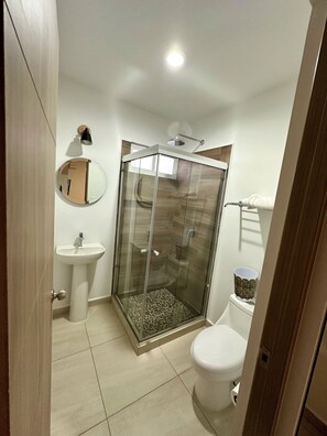 Douche, sèche-cheveux, serviettes fournies, savon