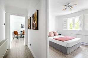 2 makuuhuonetta, silitysrauta/-lauta, ilmainen Wi-Fi, vuodevaatteet