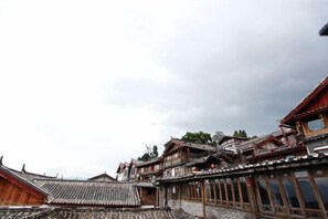Architecture traditionnelle à plusieurs niveaux, avec une cour intérieure.