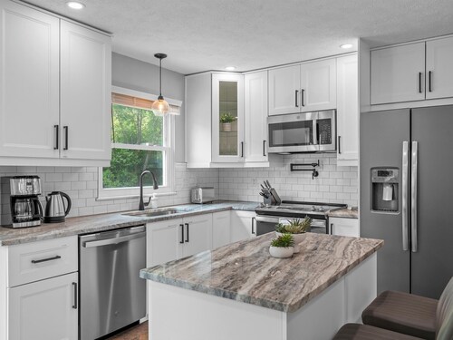 Modern & Stylish 5 Bdr Home in Cranberry/Pittsburg