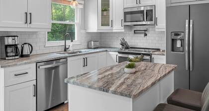 Modern & Stylish 5 Bdr Home in Cranberry/Pittsburg