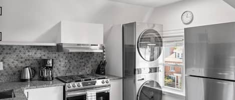 Frigorífico, microondas, horno y placa de cocina