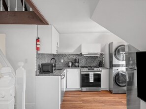Réfrigérateur, four à micro-ondes, un four, surface de cuisson