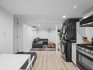Interior - Shadyside/Pittsburgh, Modern & Quiet 1 Bedroom Apartment with Free Parking (Pittsburgh)
