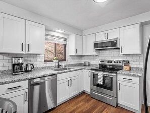 Fridge, microwave, oven, stovetop - Stylish & Accessible 6Bd Home in Wexford/Pittsburg (Wexford)